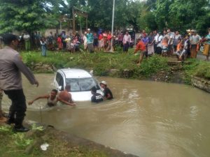 Sopir ngantuk,Mobil Ertiga nyungsep ke dalam  kali