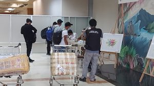 Puluhan pekerja Migran Indonesia(PMI)yang tiba di  Bandara di kawal ketat polisi ketempat karantina
