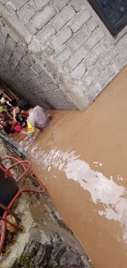 Ratusan rumah di Desa Bara terendam Banjir, Bhabinkamtibmas ringankan beban warga