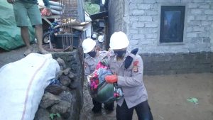 Brimob Polda NTB patroli Bencana saat Banjir Melanda salah satu Dusun di Dompu