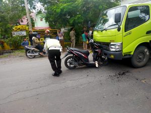 Truck Box Adu ayam dengan sepeda Motor di kecamatan Praya Barat,Lombok tengah