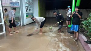 Salut,Demi selamatkan Poskesmas, Warga Desa Eyat Mayang Lembar Rela Berbagi Banjir