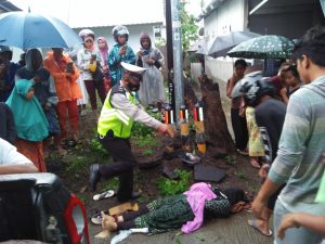 Kasat Lantas Polres Lotara Terjun Langsung Evakuasi Korban Lakalantas di Jalan Raya Tanjung