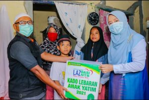 Bunda Niken Serahkan Kado Lebaran Untuk Anak Yatim, Marbot dan Guru Ngaji