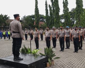 Kapolres Pimpin Upacara Kenaikan Pangkat Bagi Personil Dan PNS Jajaran Polres Lombok Tengah