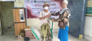 Untuk yang kedua kalinya Yayasan Ulil Absor panti jago Praya Menyalurkan Bansos Kemensos RI Kepada Masyarakat Lanjut usia di Desa Jago Lombok tengah