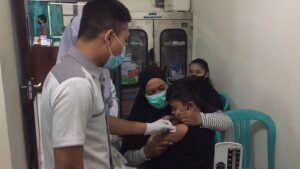 Si Dokkes Polres Mataram Gencarkan Vaksinasi