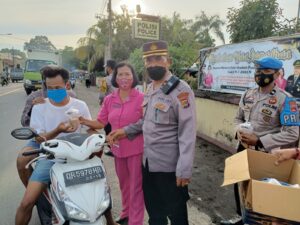 Polsek Narmada Berbagi Takjil dan Masker gratis ke Masyarakat pengguna jalan
