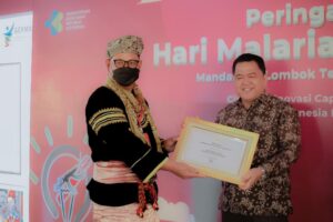 Bupati Solok H. Epyardi Asda, Terima Penghargaan Bebas Frambusia Tingkat Nasional di Lombok Nusa Tenggara Barat